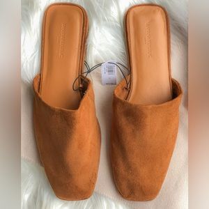 NWT Banana Republic Suede Camel Slide Mules. 7.5